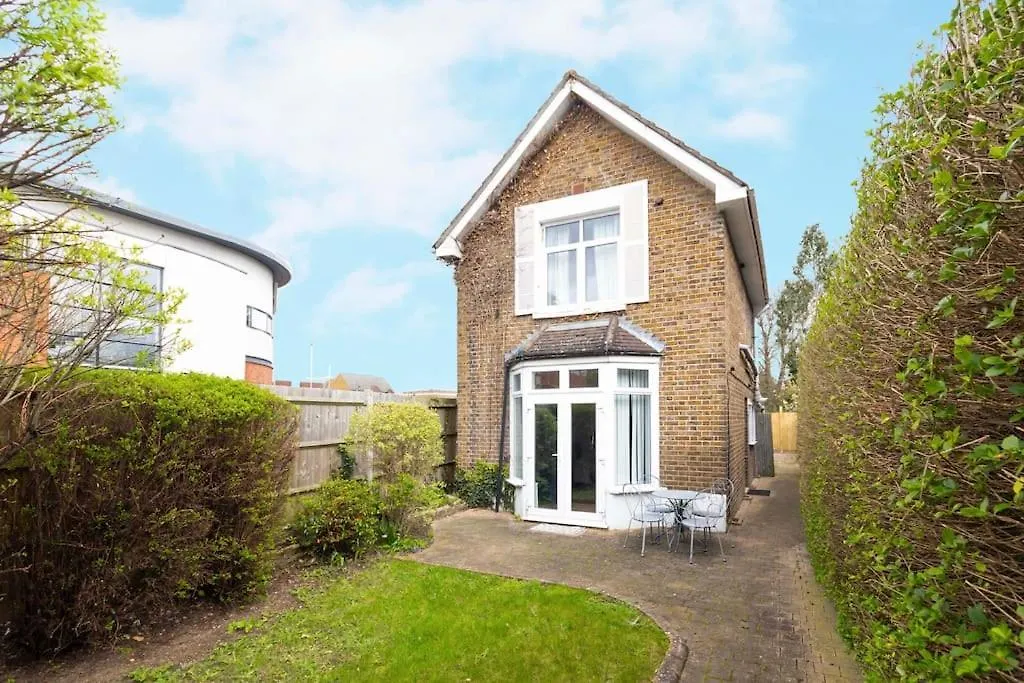 Holiday home Stylish 4-Bed Home In Egham Surrey Near Airport