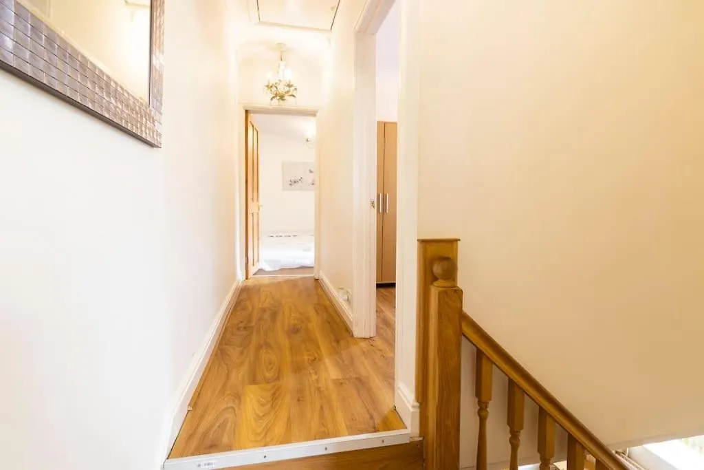 Stylish 4-Bed Home In Egham Surrey Near Airport