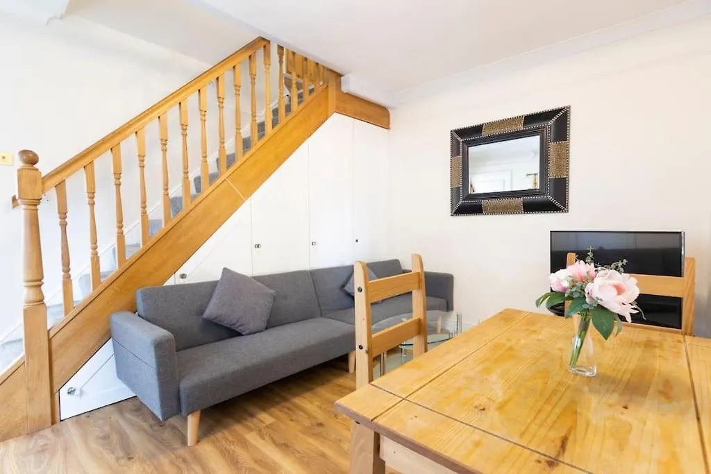 Stylish 4-Bed Home In Egham Surrey Near Airport 0*,  United Kingdom