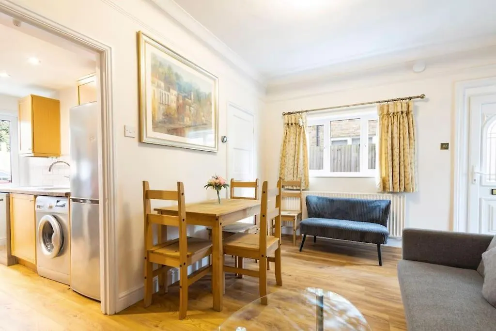 Stylish 4-Bed Home In Egham Surrey Near Airport